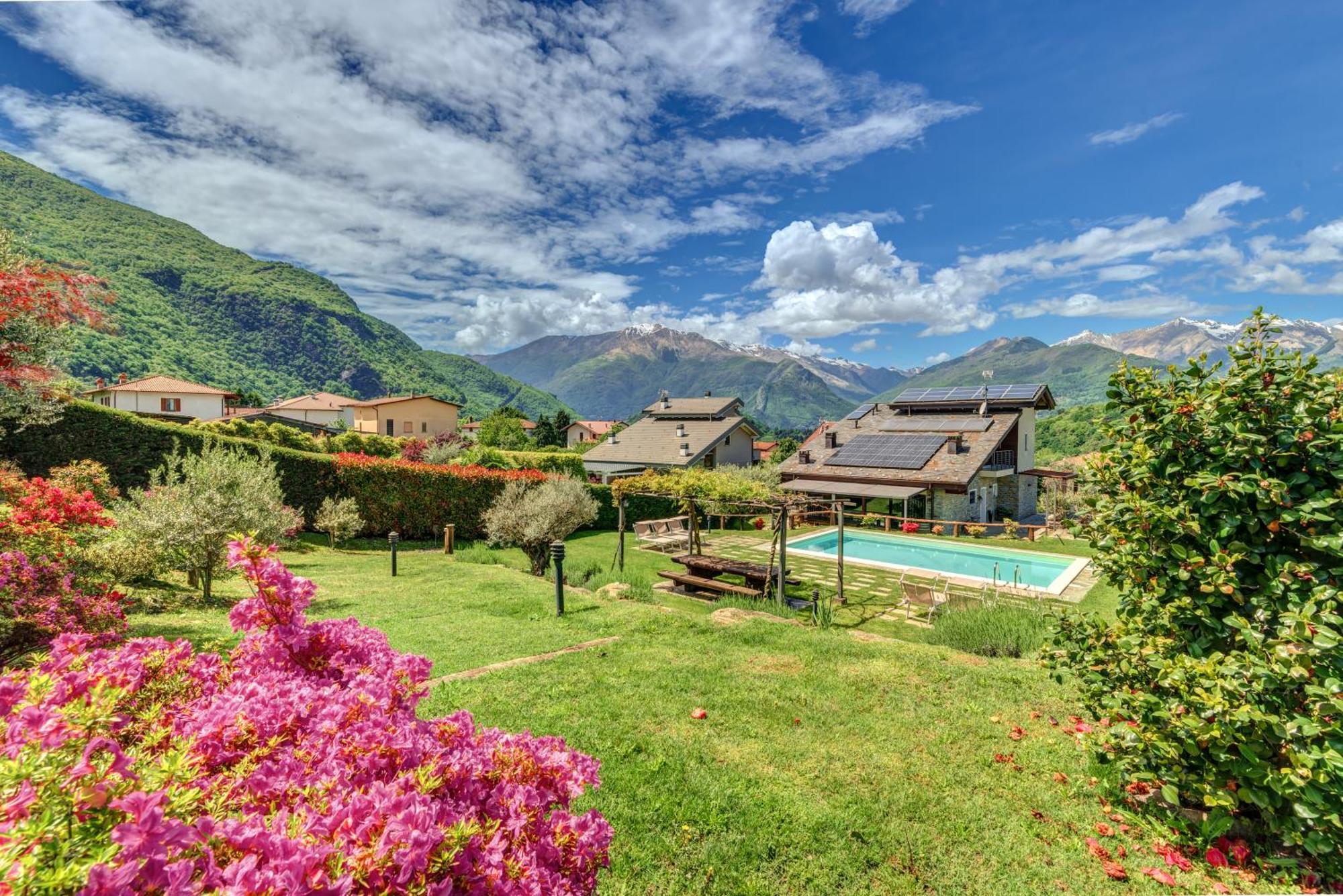 Villa La Corte With Amazing Pool And Garden Colico Eksteriør billede