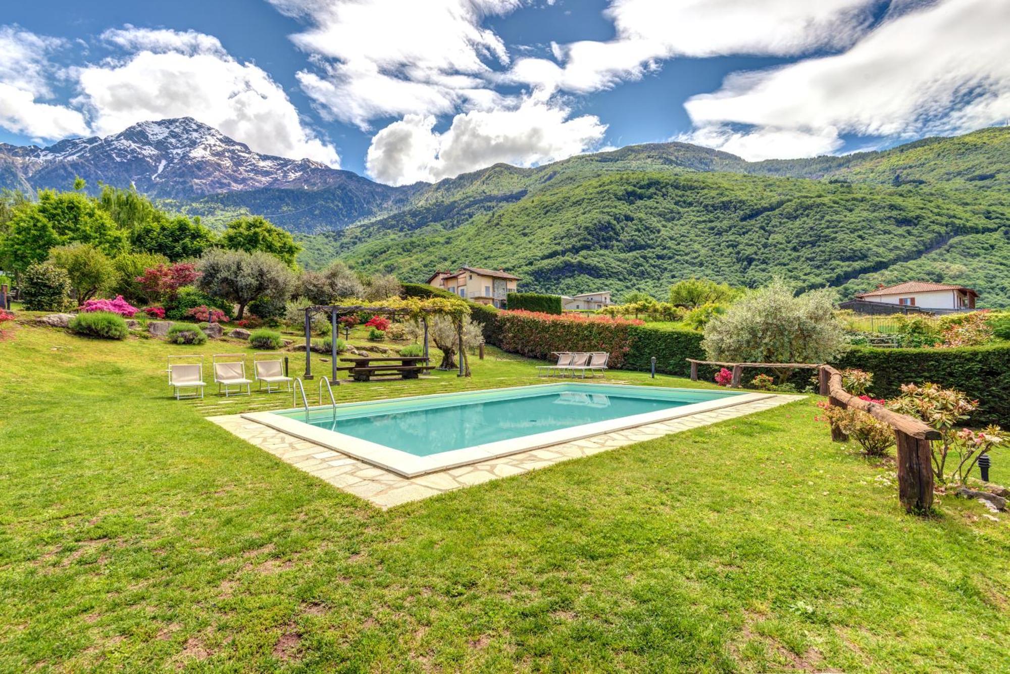 Villa La Corte With Amazing Pool And Garden Colico Eksteriør billede