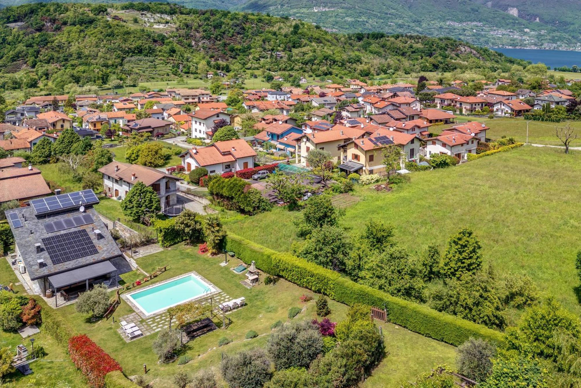 Villa La Corte With Amazing Pool And Garden Colico Eksteriør billede